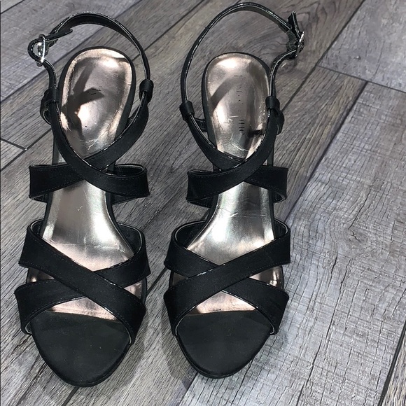 Black Strap heels with leather outline 🖤 - Picture 3 of 3